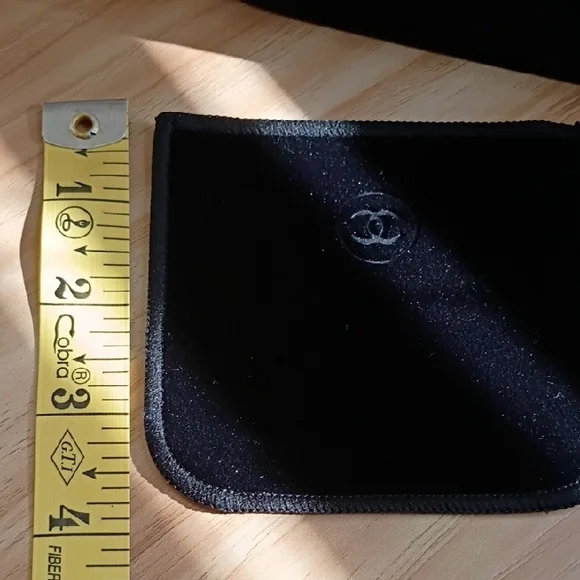 CHANEL Luxurious Black Velvet Compact Case - Picture 3 of 5